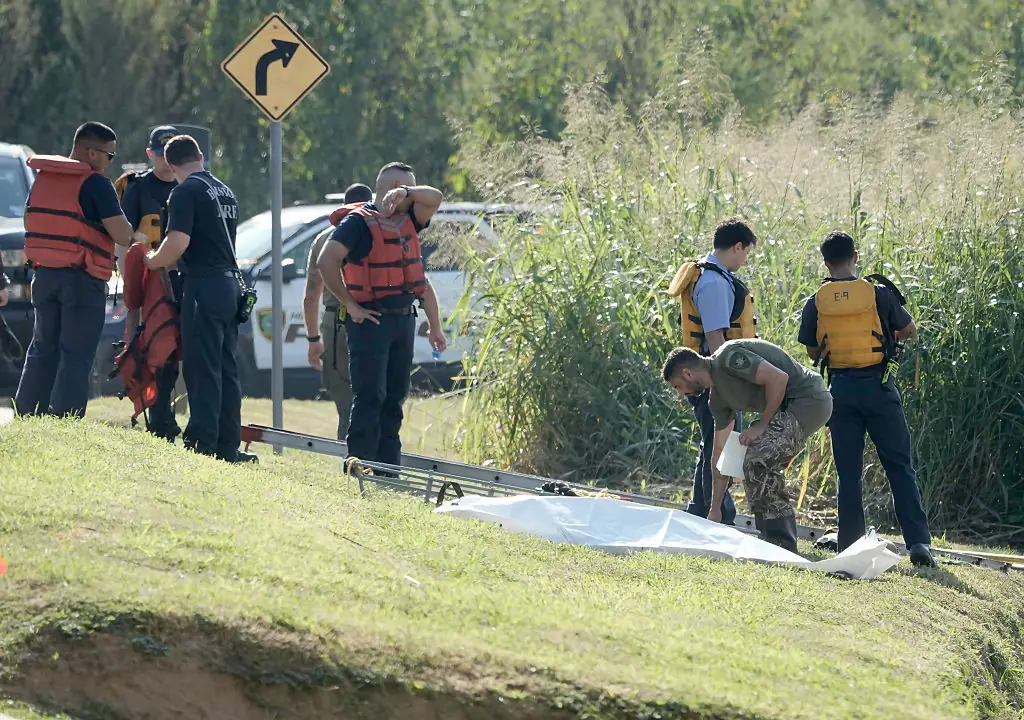Body rescue in White Oak Bayou. Credit: Jill Karnicki / Houston Chronicle / Getty Images.