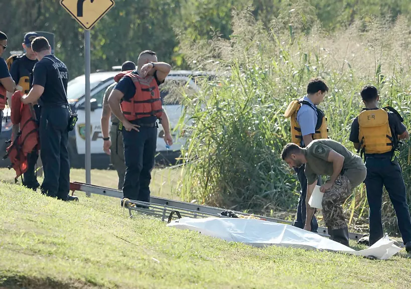 Body rescue in White Oak Bayou. Credit: Jill Karnicki / Houston Chronicle / Getty Images.