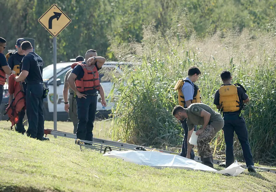 Body rescue in White Oak Bayou. Credit: Jill Karnicki / Houston Chronicle / Getty Images.