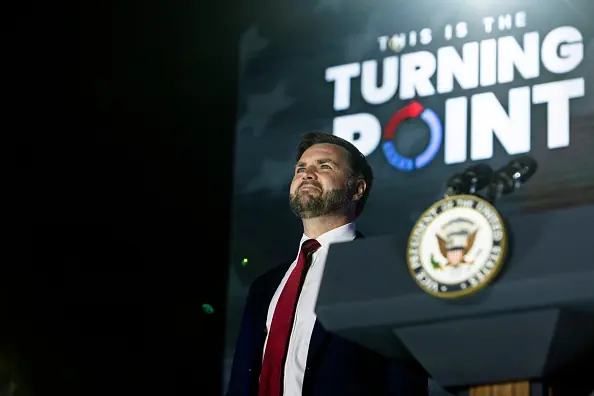 As JD Vance approached the stage to take over, the crowd witnessed a moment that quickly became a flashpoint online. Credit: Brad Vest / Getty


