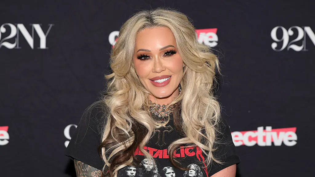 Bunnie Xo, 46, 'seen kissing 24-year-old reality star' at estranged husband Jelly Roll's bar