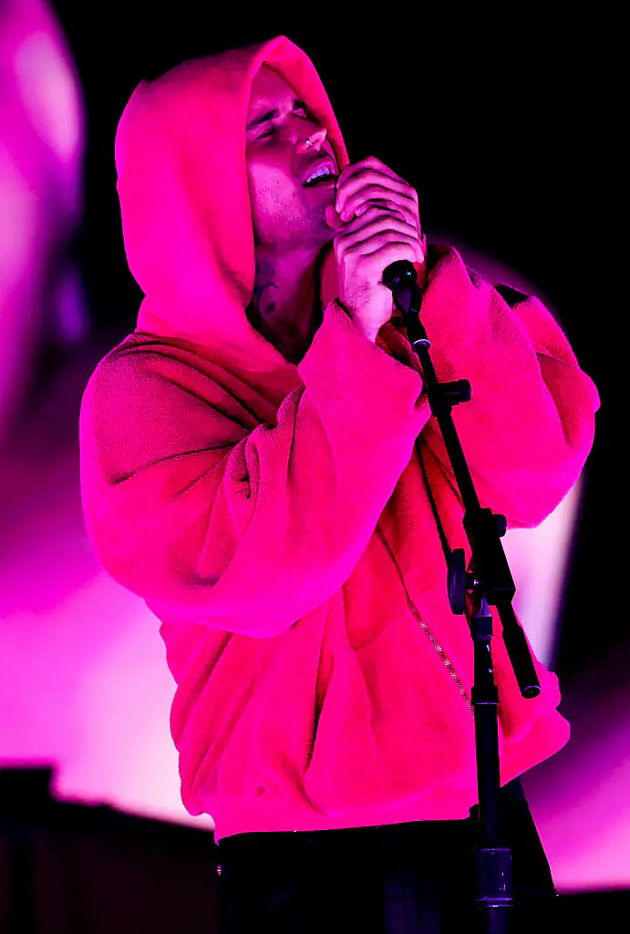 Fans think Bieber snubbed Gomez during his performance. Credit: Kevin Mazur / Getty