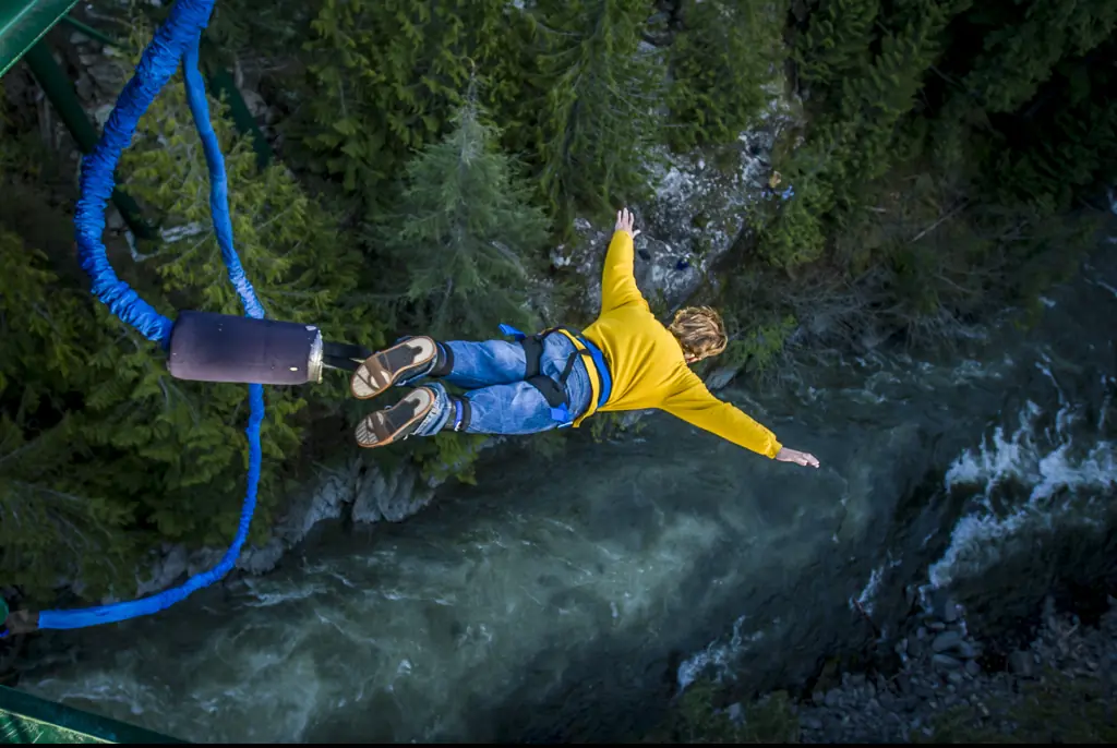Story of bungee jumper who died as she fell 100ft after making one horrifying mistake