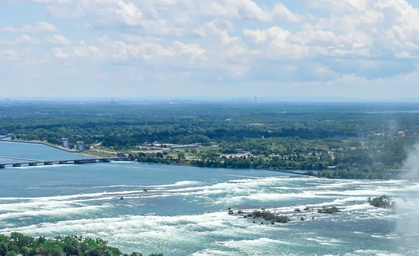 Chilling photo shows stuntman going over Niagara Falls, seconds before tragedy struck