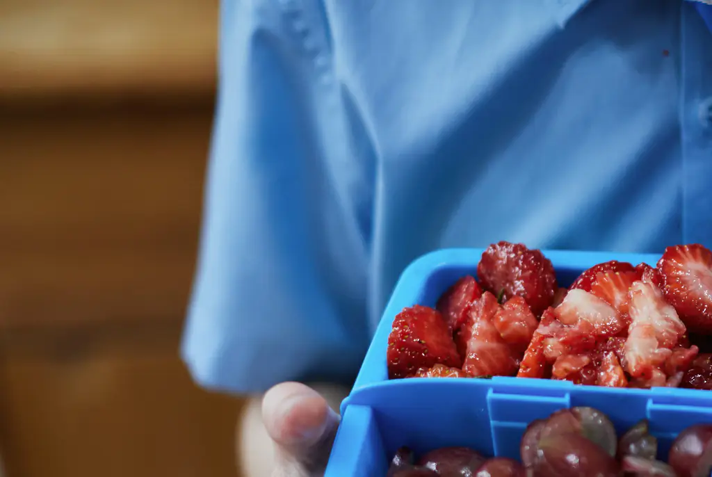 Dad puts passive aggressive note in daughter's lunch box for teachers to see