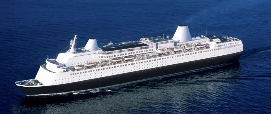 People left speechless after diver jumps from extreme height on cruise ship that ‘should be illegal’