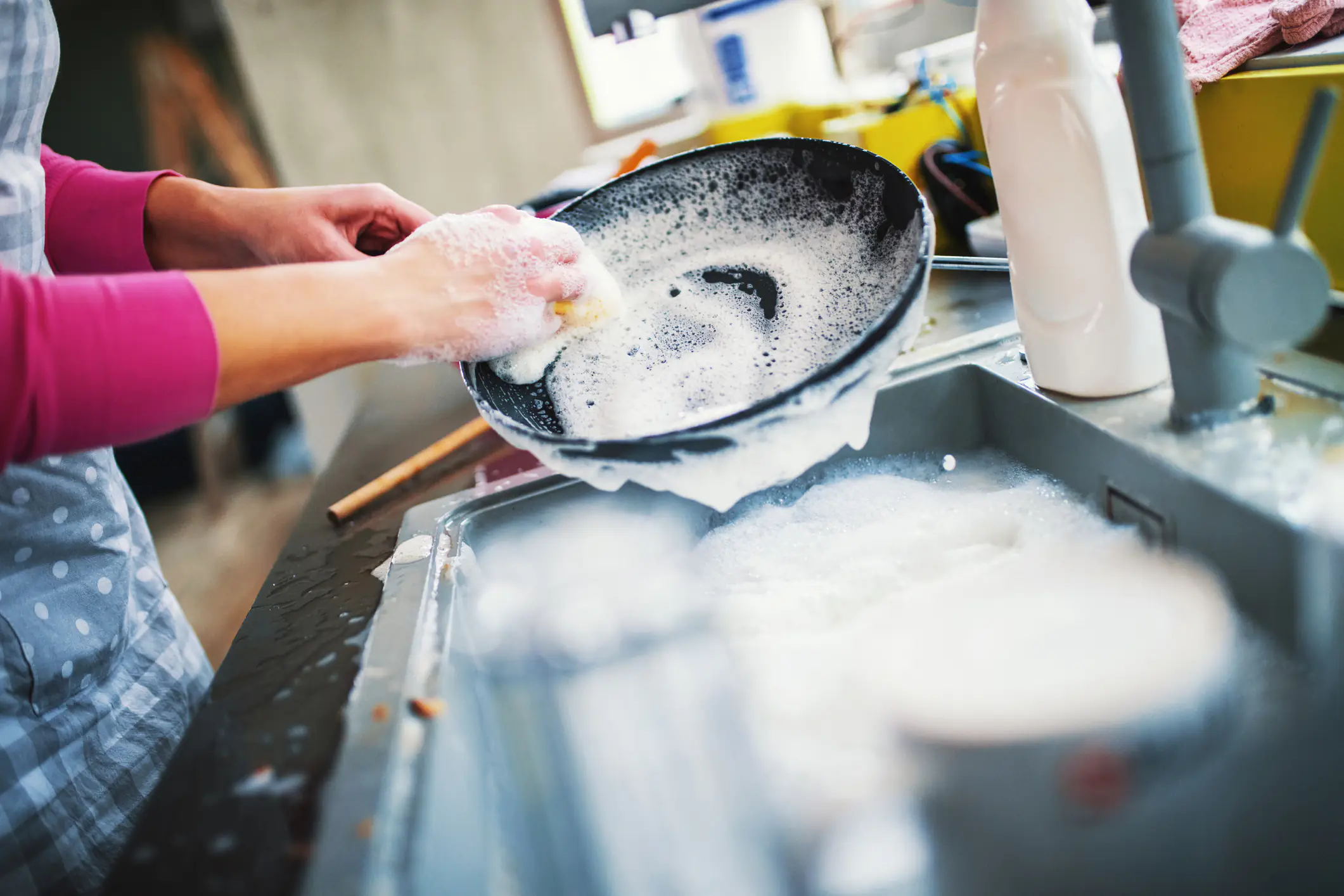 Americans vow never to visit the UK after finding out how some British people wash their dishes