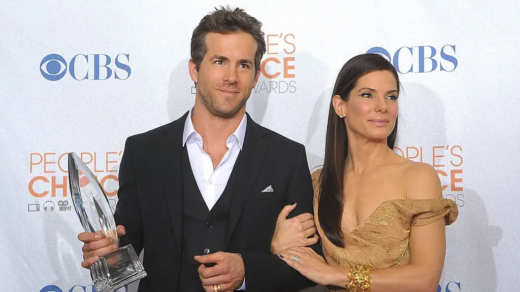 LOS ANGELES, CA - JANUARY 06: Actor Ryan Reynolds (L) and actress Sandra Bullock pose in the press room during the People's Choice Awards 2010 held at Nokia Theatre L.A. Live on January 6, 2010 in Los Angeles, California. (Photo by Jason Merritt/Getty Images for PCA)