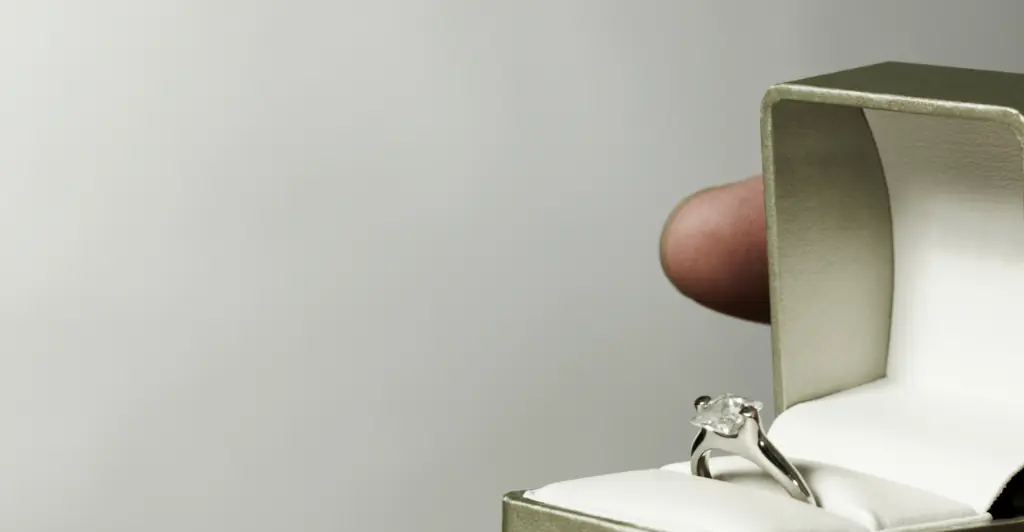 Social media users urge woman to divorce husband after finding out the truth about her engagement ring