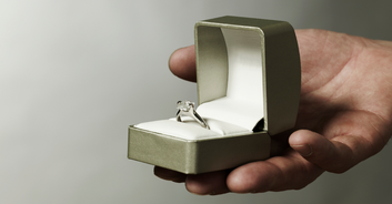 Social media users urge woman to divorce husband after finding out the truth about her engagement ring