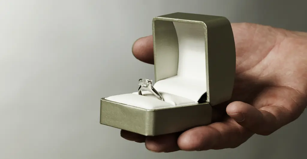 Social media users urge woman to divorce husband after finding out the truth about her engagement ring