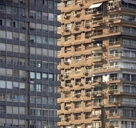 Social media users cannot agree on which building is closer in viral photo