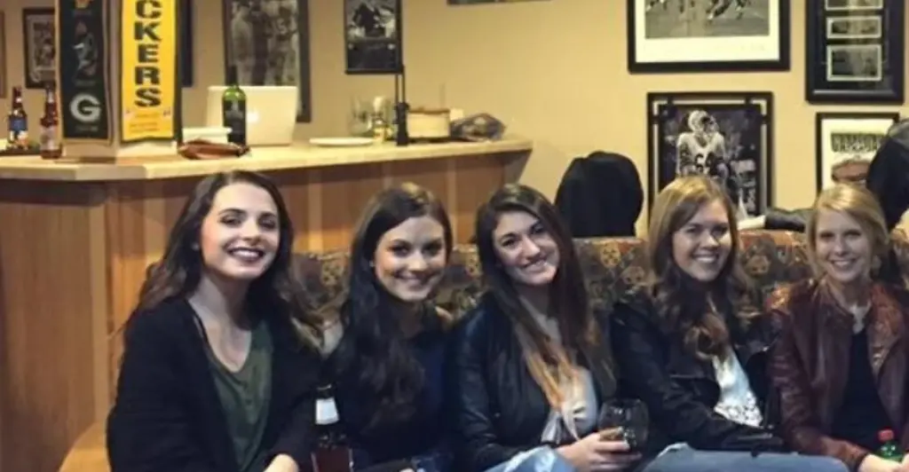 Bizarre optical illusion of women sitting on sofa has seriously left people confused