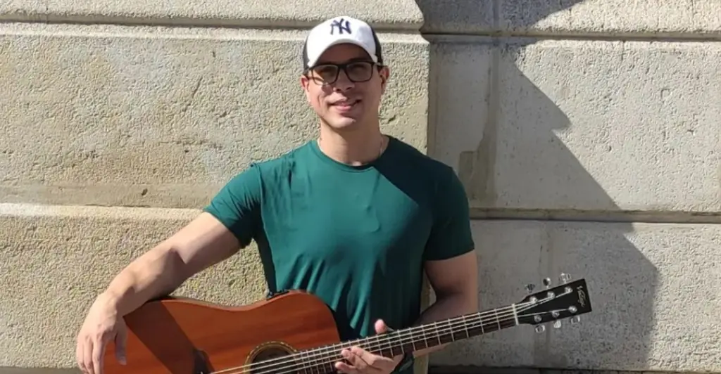 Singer, 35, dies instantly on stage in front of fans after freak accident
