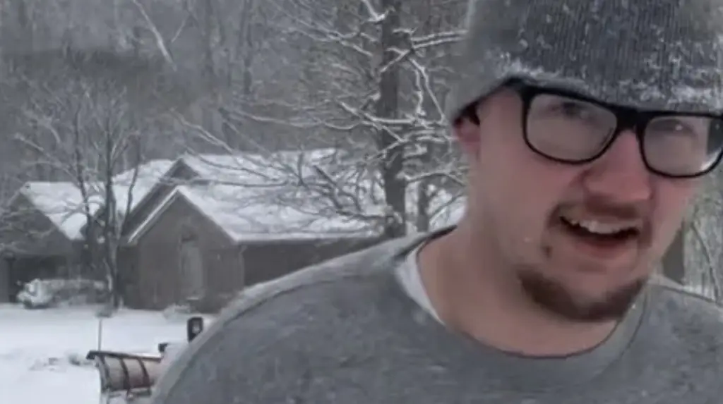 Police officer's heartwarming act for pizza delivery driver who only got $2 tip despite walking half a mile in snow storm wearing just a sweater