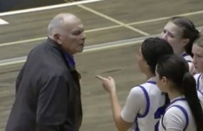 Lip reader reveals what high school basketball coach said after pulling upset player's hair