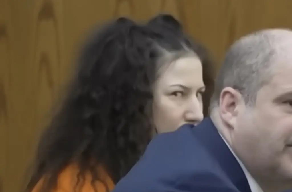Schabusiness appears to look at the court camera moments before the attack. Credit: YouTube/CourtTV/Screenshot