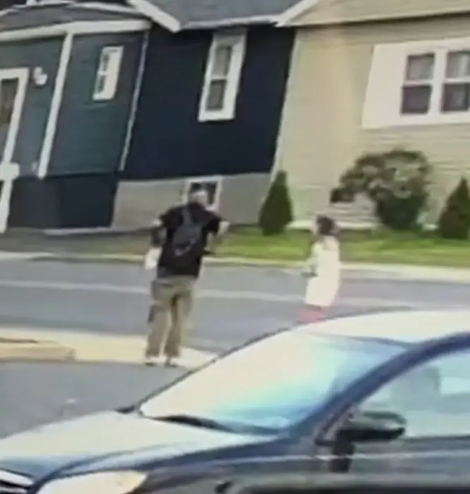 Teen praised for her quick thinking after man approaches her, 'follows her into store and bangs on glass'