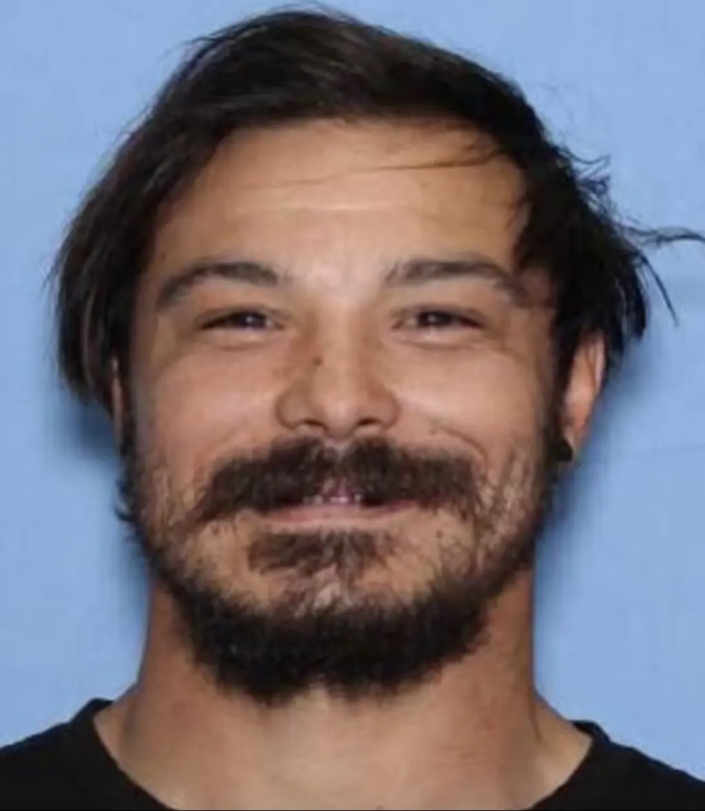 Police release new photos of man wanted for murdering his three daughters and they highlight key detail