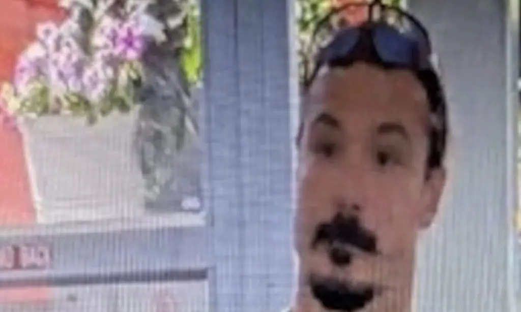 Woman who 'saw killer dad Travis Decker' has slammed cops for 'not following up' on sighting