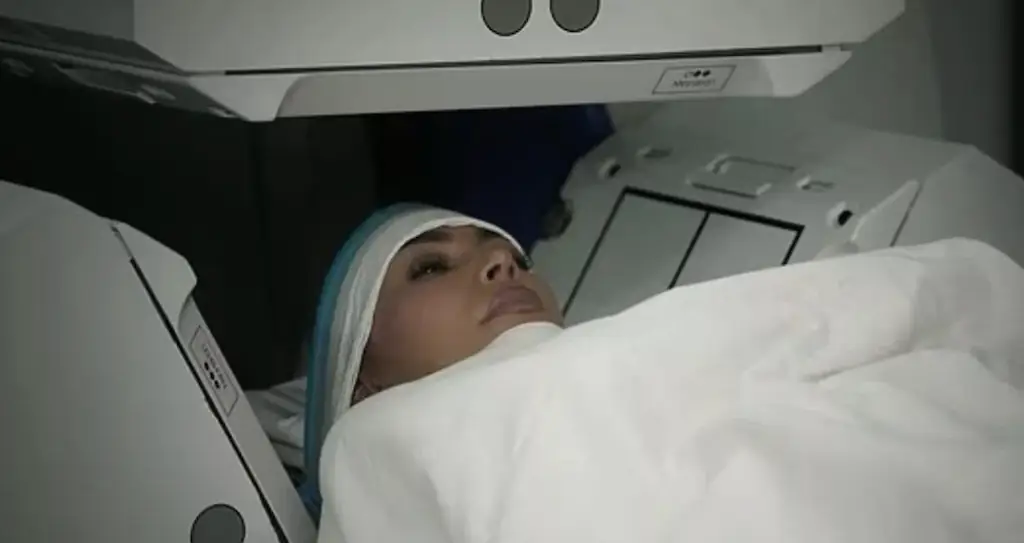 Kim recently revealed that during a routine MRI scan, doctors discovered what she described as a “little aneurysm” in her brain. Credit: Hulu. Credit: Hulu