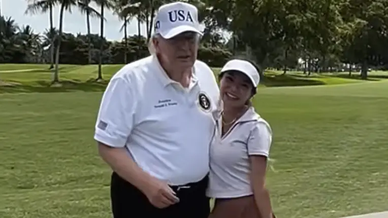 Trump posed with the female golfer. Credit: TikTok/@itsninacoates