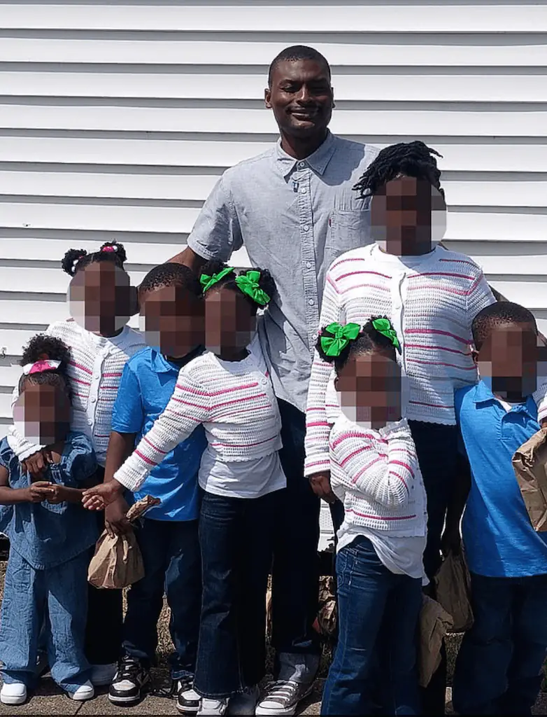 Shamar Elkins poses for a picture with his seven children. Credit: Shamar Elkins/Facebook