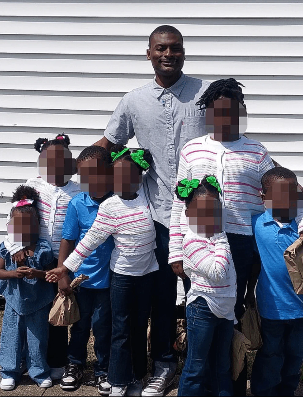 Shamar Elkins poses for a picture with his seven children. Credit: Shamar Elkins/Facebook