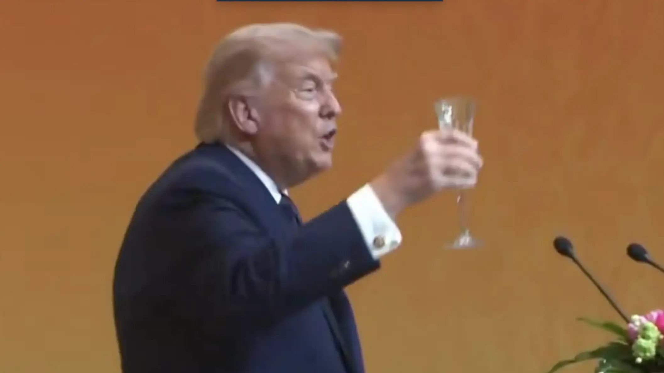 Trump toasts Xi Jinping.