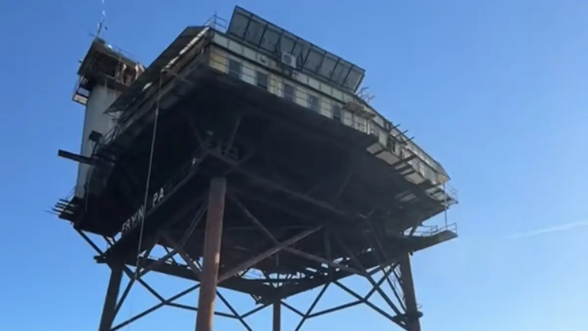Terrifying video shows tourists being dropped off at 'most dangerous hotel in the world' in middle of the ocean