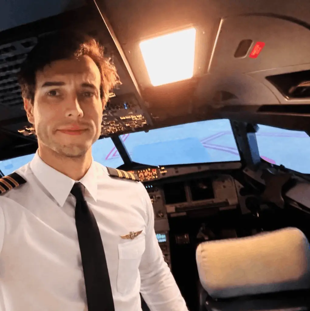 The pilot suddenly jumped out of the moving plane. Credit: Instagram/@leobertazzo