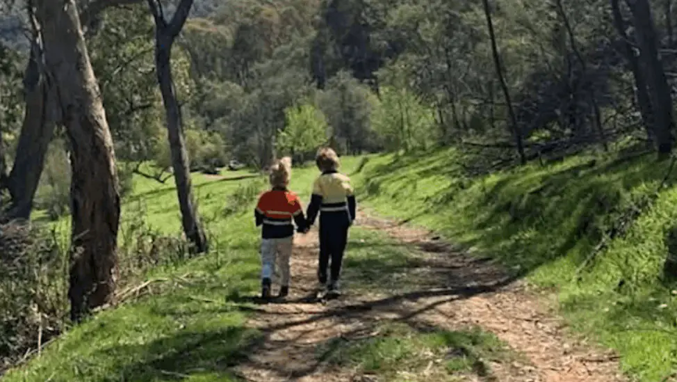 Mom’s innocent photo of her kids leaves people horrified after hidden detail is spotted