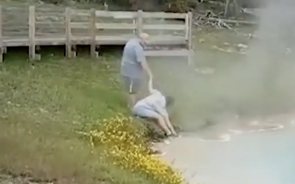 The woman lost all logic and decided to touch the scalding hot water. Credit: X