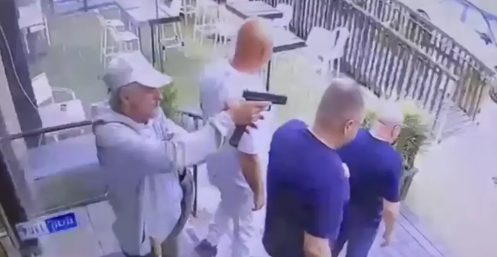 The chilling moment a gunman shoots crime boss, Yanis Yushvaev in the head. Credit: Przemekshura/X