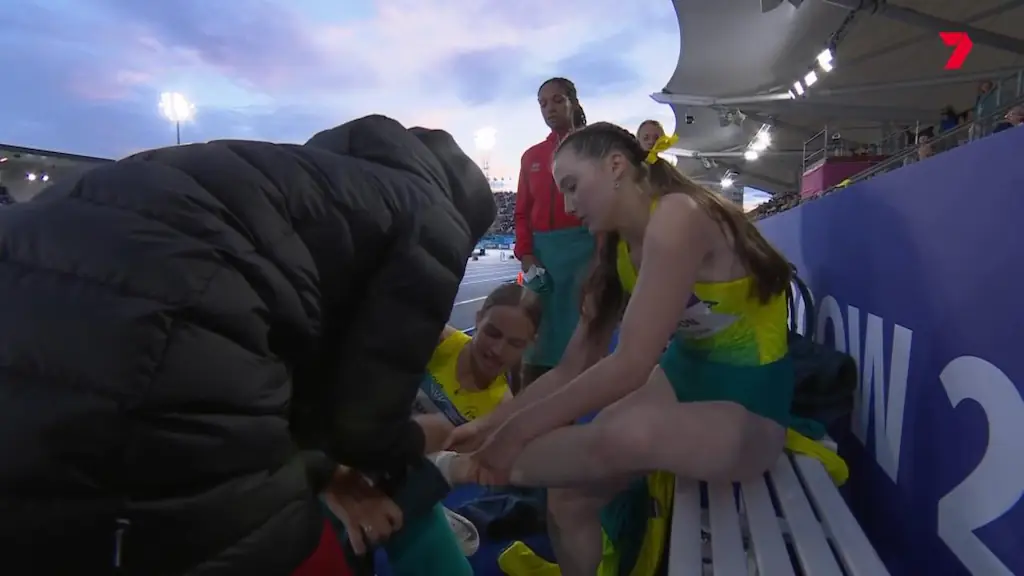 Newton really struggled with her kit before her final jump. Credit: Channel 7