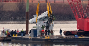 Father who lost wife and daughter in American Airlines plane crash shares heartwrenching moment he realized 'something was wrong'