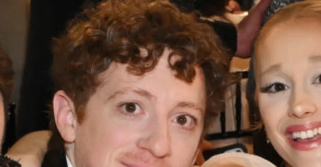 Lip reader reveals what protective Ethan Slater whispered to Ariana Grande during SAG awards