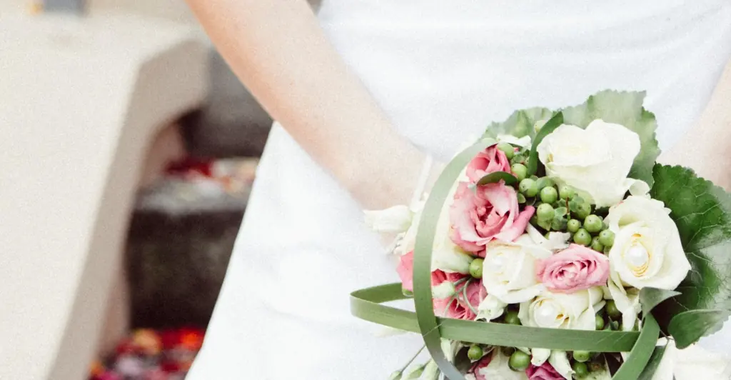 Mom of bride is called out after wearing bikini at her daughter's wedding