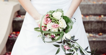 Mom of bride is called out after wearing bikini at her daughter's wedding
