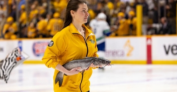 Country singer Alli Walker leaves people disgusted as she downs a beer from a dead fish