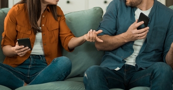 Private investigator says guys who are cheating on their partners do the exact same giveaway