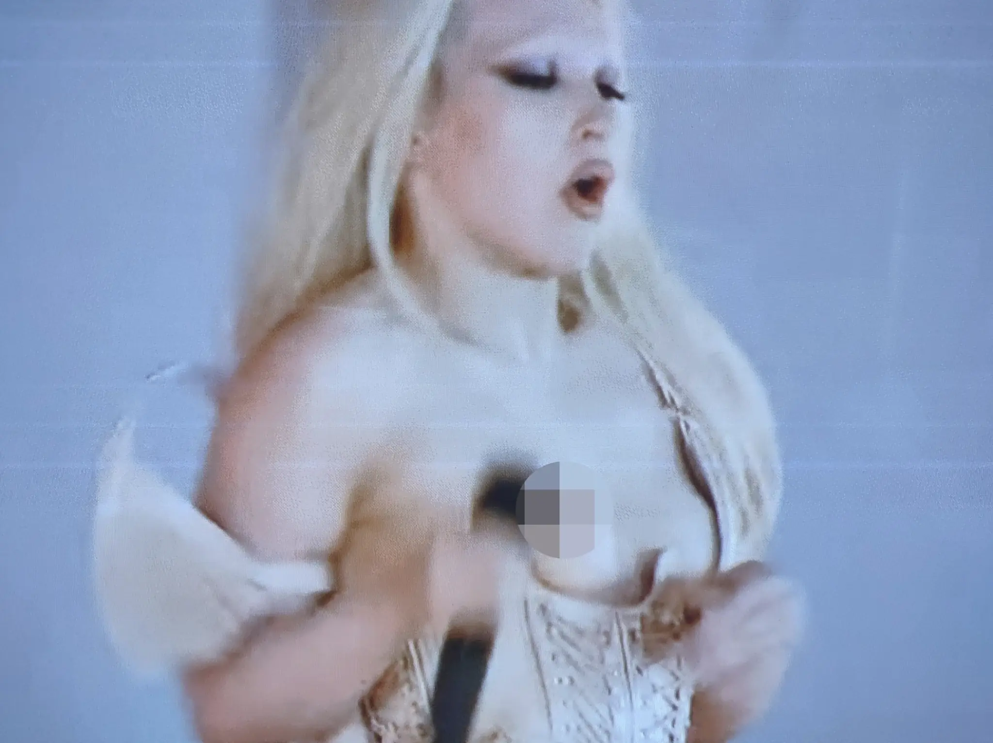 Cobrah moved quickly to fix her outfit and continue her set. Credit: X