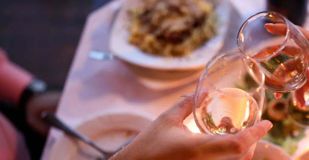 Two strangers hand woman on a date a cryptic six-word note: ‘What does it mean?’