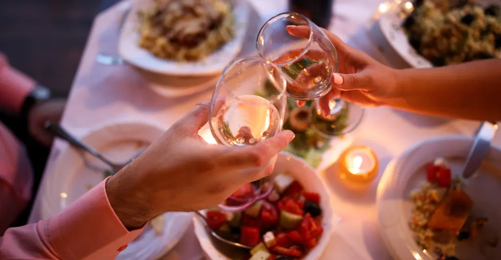 Two strangers hand woman on a date a cryptic six-word note: ‘What does it mean?’
