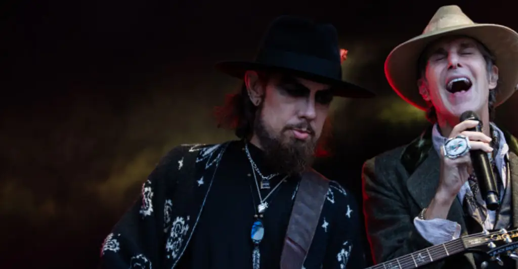 Jane's Addiction band members fight on stage before concert is abruptly ended