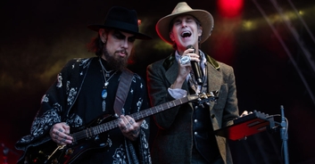 Jane's Addiction band members fight on stage before concert is abruptly ended