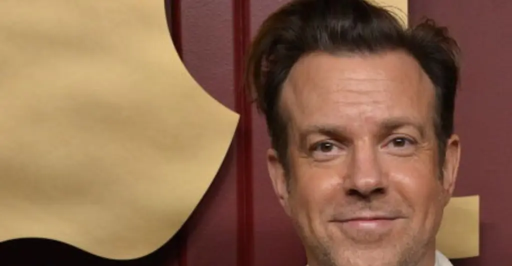 Heartbreaking video shows Jason Sudeikis begging fans to back off: 'I'm just a human being'