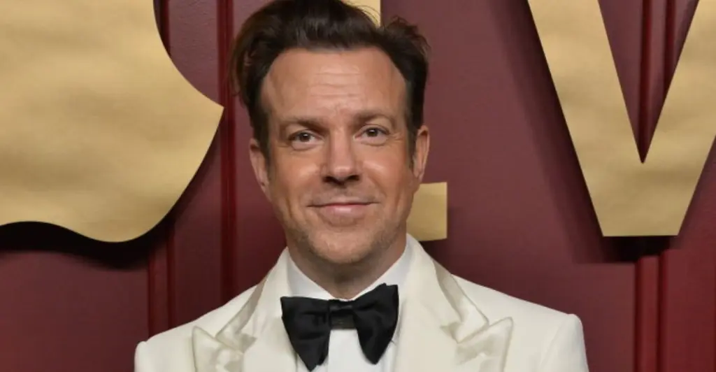 Heartbreaking video shows Jason Sudeikis begging fans to back off: 'I'm just a human being'
