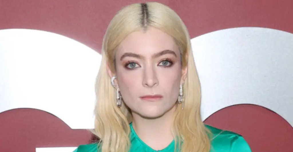 Lorde leaves fans 'concerned' after sharing worrying new selfies: 'Hope you’re okay'