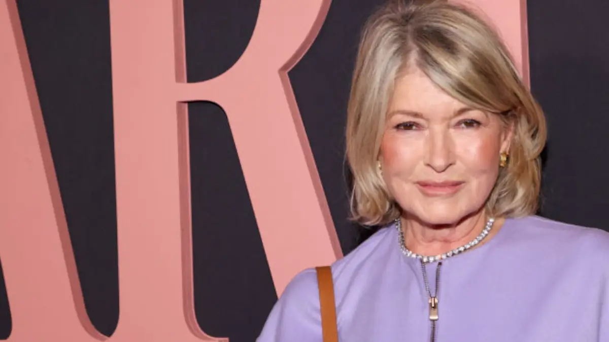 Martha Stewart awkwardly pushes Drew Barrymore away during touchy-feely ...